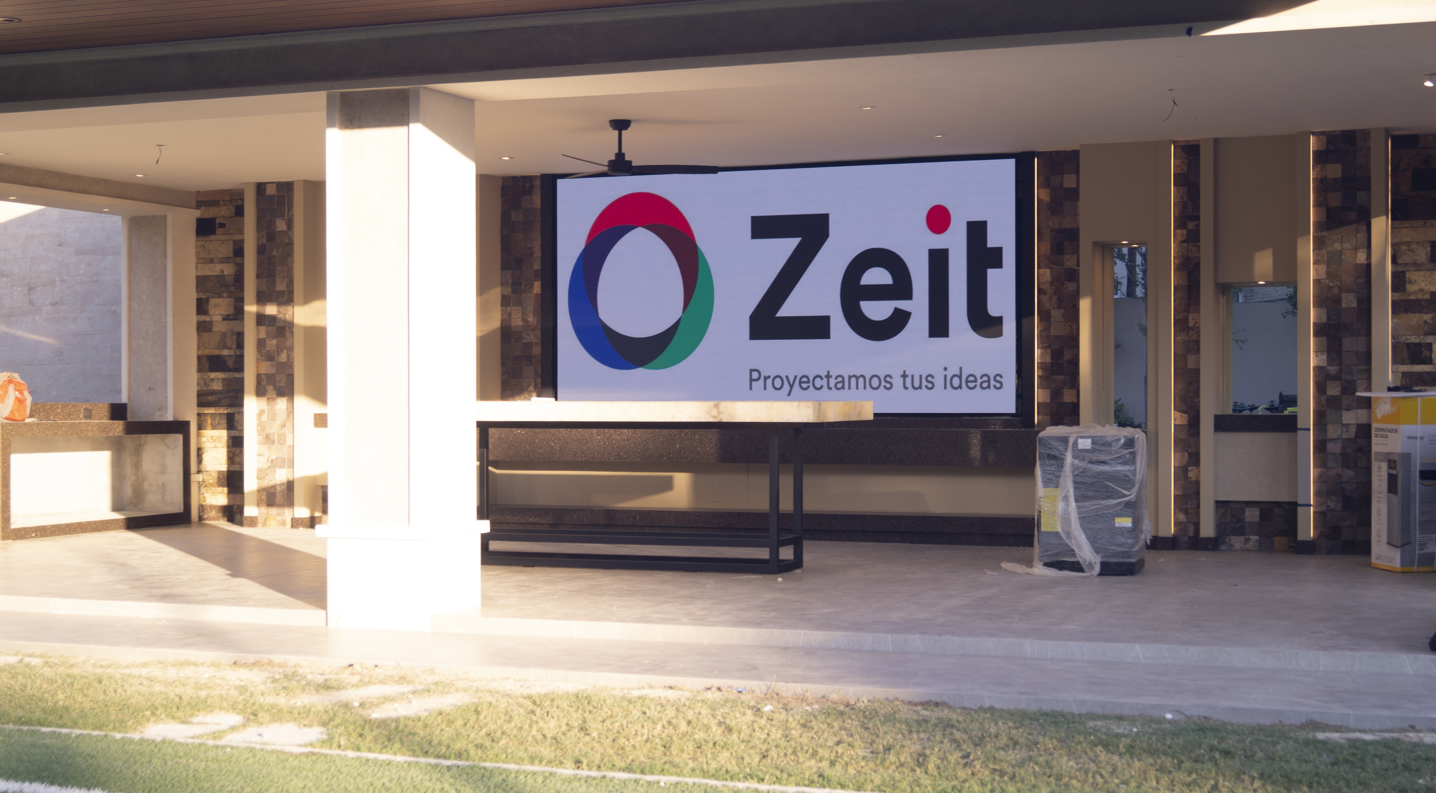 Pantalla LED para exteriores en zona residencial