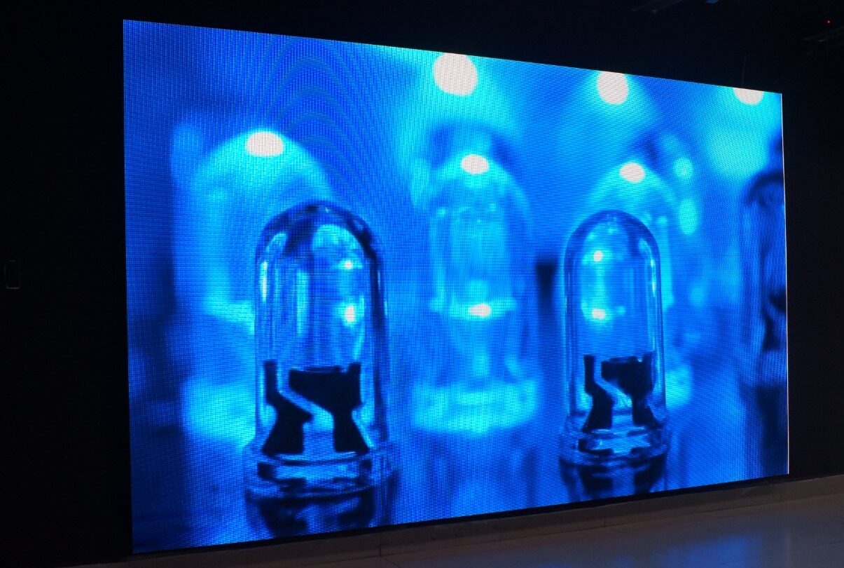 Pantalla de Interior con led azul de la empresa de Zeit en Monterrey